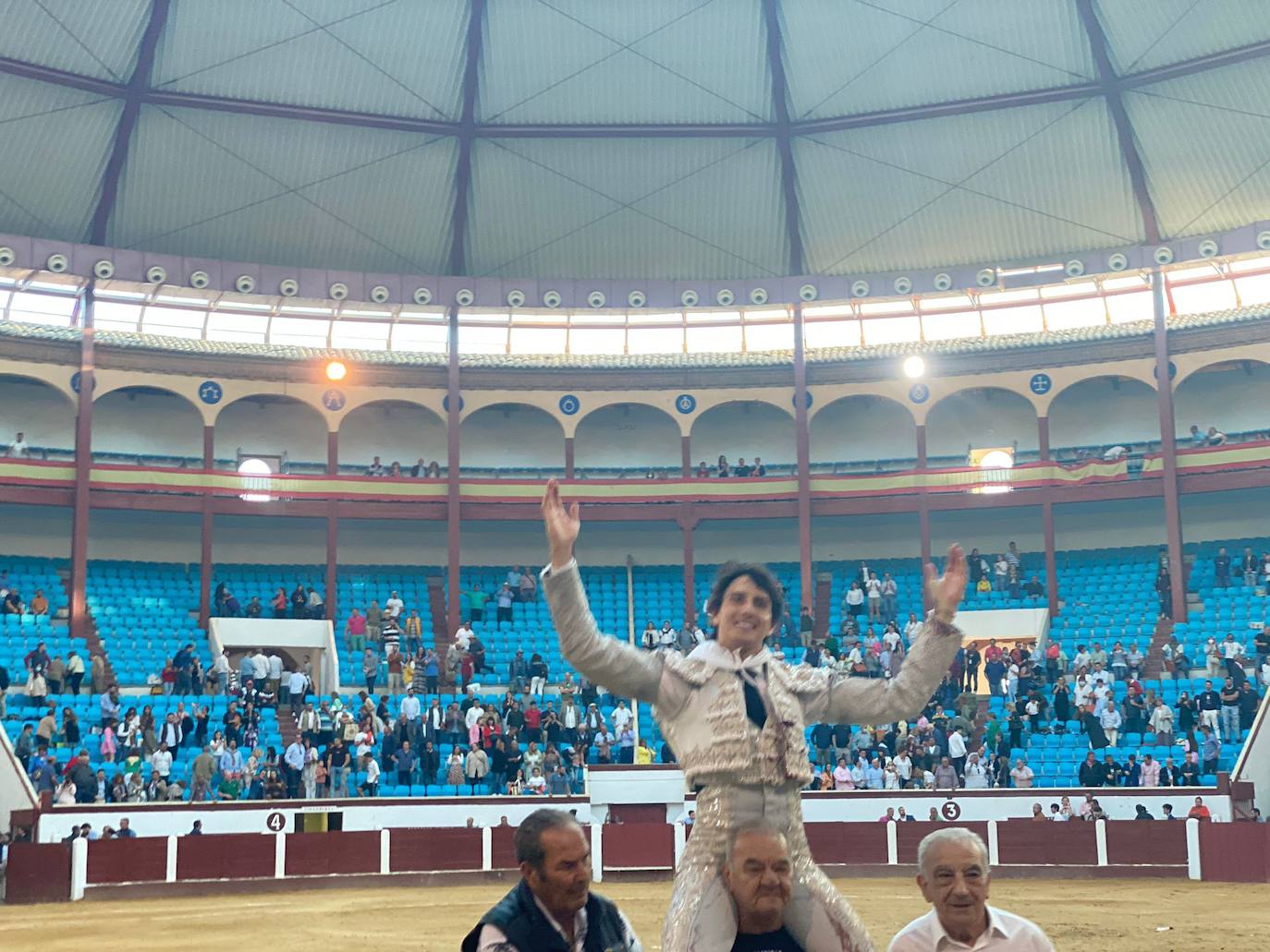 Imágenes de la segunda corrida de toros de las fiestas de León. 