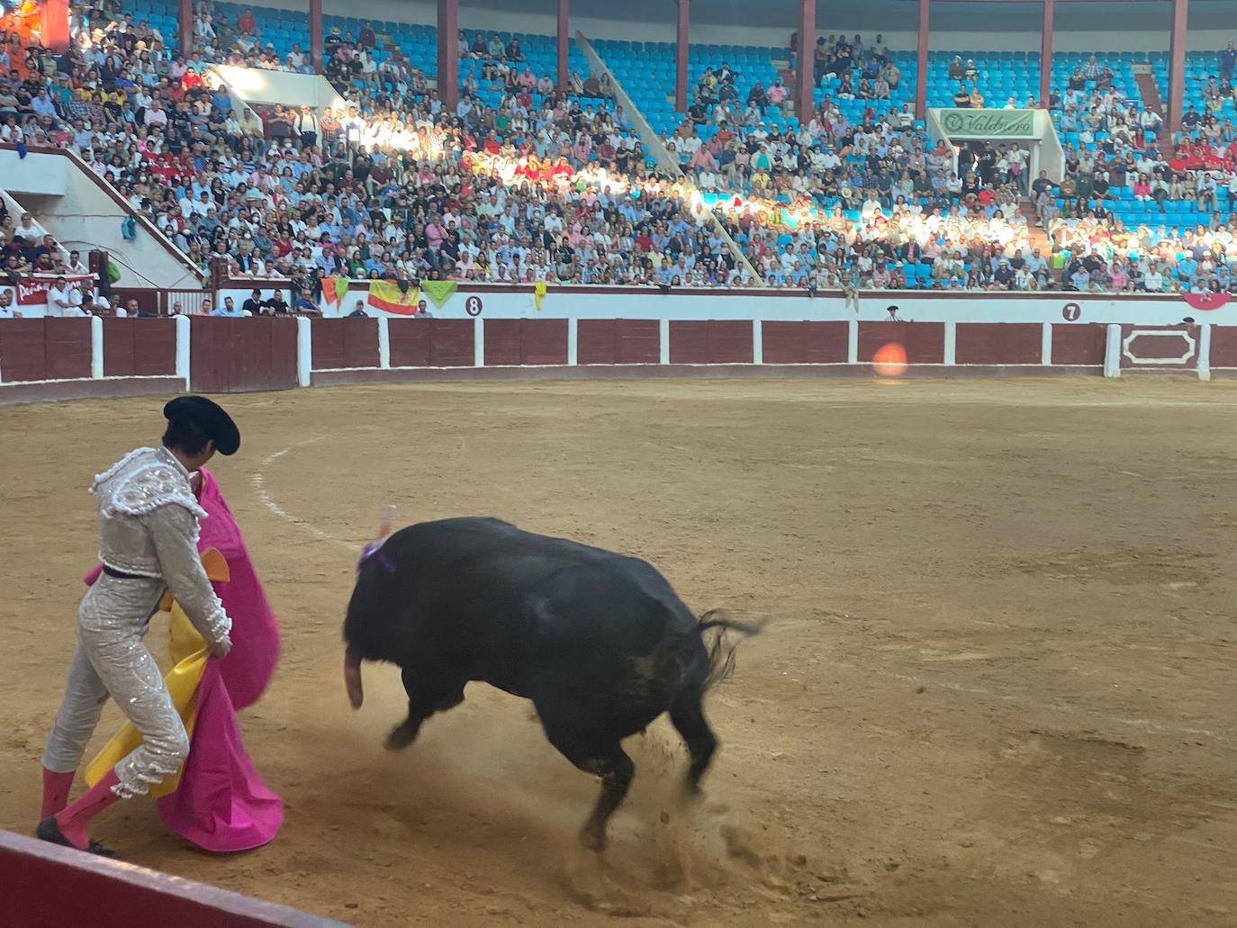 Imágenes de la segunda corrida de toros de las fiestas de León. 