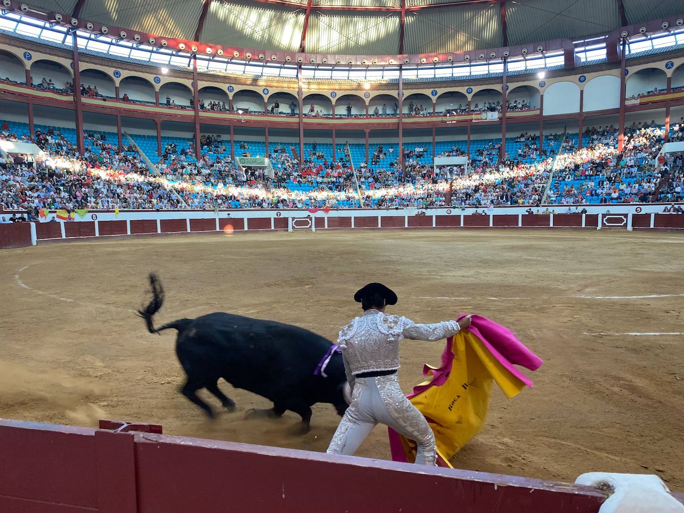 Imágenes de la segunda corrida de toros de las fiestas de León. 