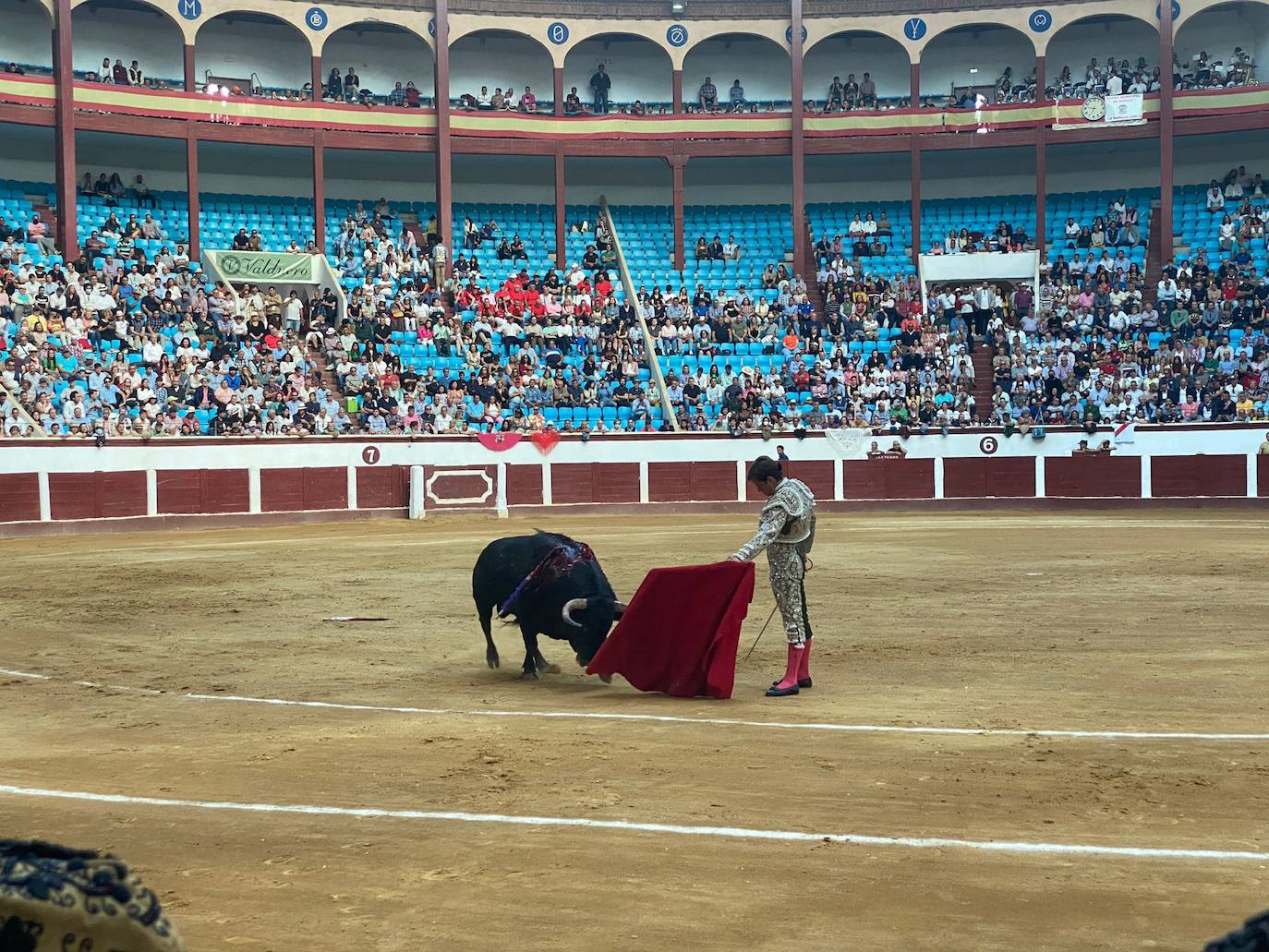 Imágenes de la segunda corrida de toros de las fiestas de León. 