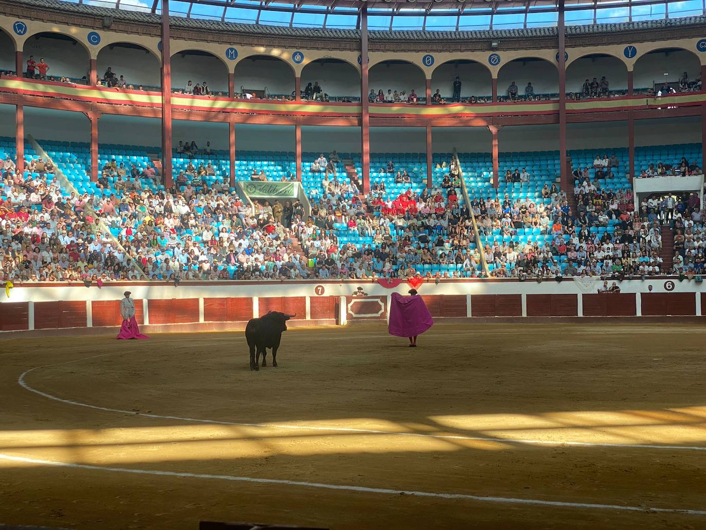 Imágenes de la segunda corrida de toros de las fiestas de León. 