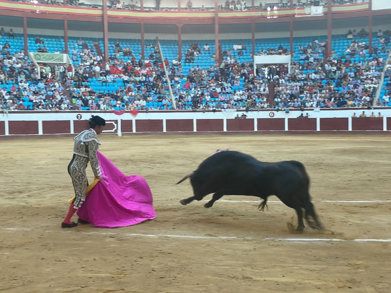 Imágenes de la segunda corrida de toros de las fiestas de León. 