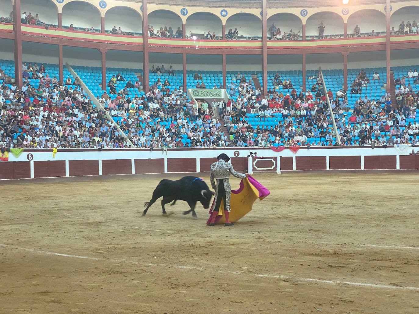 Imágenes de la segunda corrida de toros de las fiestas de León. 