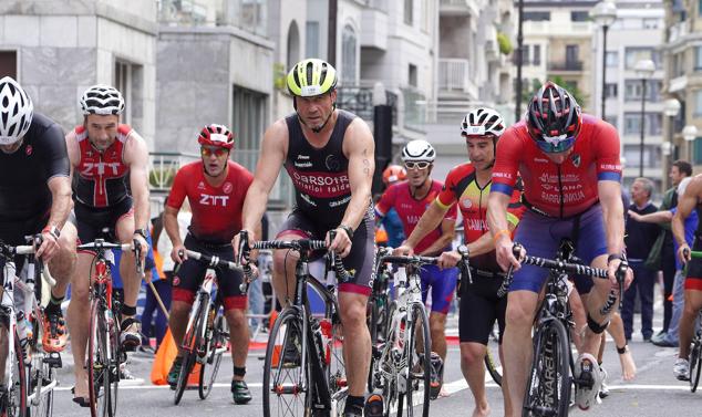 Fotos: Helene Alberdi y Kevin Viñuela, vencedores en el Triatlón de Donostia