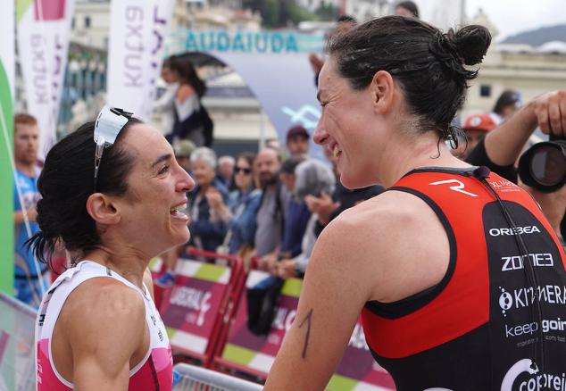 Fotos: Helene Alberdi y Kevin Viñuela, vencedores en el Triatlón de Donostia