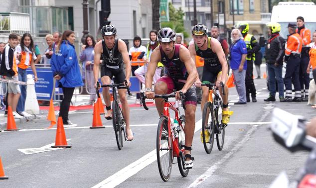 Fotos: Helene Alberdi y Kevin Viñuela, vencedores en el Triatlón de Donostia