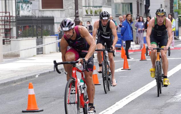 Fotos: Helene Alberdi y Kevin Viñuela, vencedores en el Triatlón de Donostia