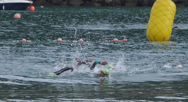 Fotos: Helene Alberdi y Kevin Viñuela, vencedores en el Triatlón de Donostia