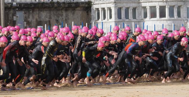 Fotos: Helene Alberdi y Kevin Viñuela, vencedores en el Triatlón de Donostia