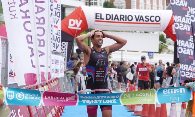 Fotos: Helene Alberdi y Kevin Viñuela, vencedores en el Triatlón de Donostia