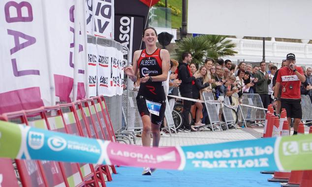 Fotos: Helene Alberdi y Kevin Viñuela, vencedores en el Triatlón de Donostia