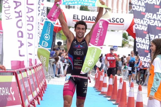 Fotos: Helene Alberdi y Kevin Viñuela, vencedores en el Triatlón de Donostia