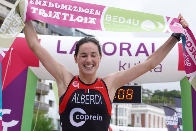 Fotos: Helene Alberdi y Kevin Viñuela, vencedores en el Triatlón de Donostia