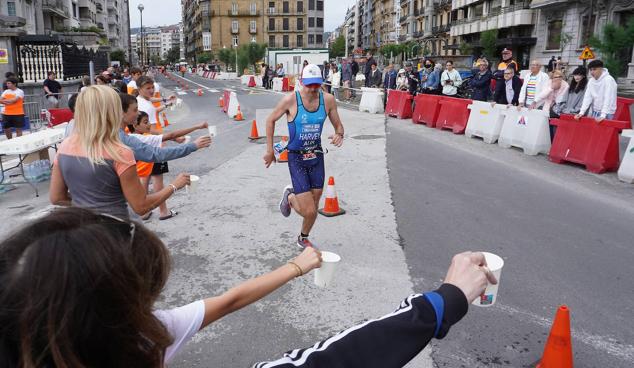 Fotos: Helene Alberdi y Kevin Viñuela, vencedores en el Triatlón de Donostia