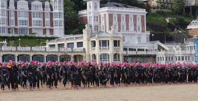 Fotos: Helene Alberdi y Kevin Viñuela, vencedores en el Triatlón de Donostia