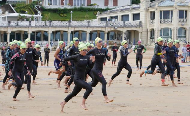 Fotos: Helene Alberdi y Kevin Viñuela, vencedores en el Triatlón de Donostia