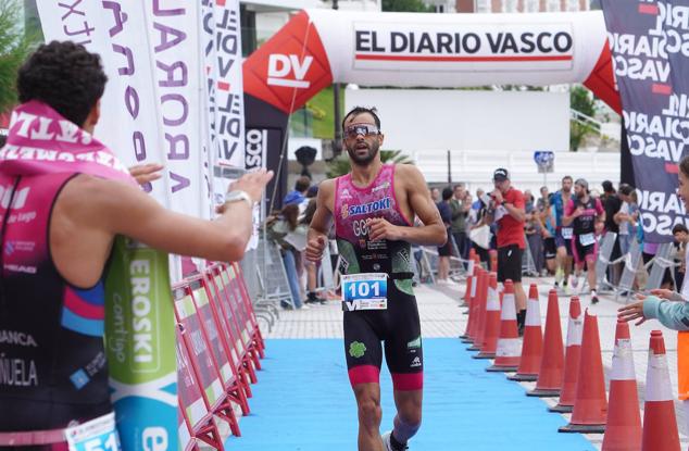 Fotos: Helene Alberdi y Kevin Viñuela, vencedores en el Triatlón de Donostia