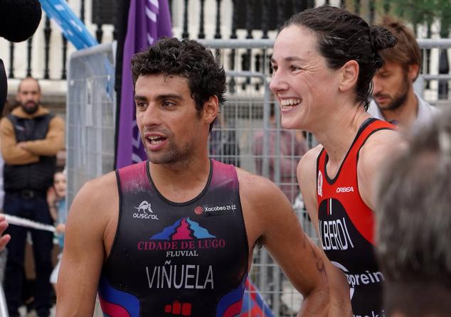 Fotos: Helene Alberdi y Kevin Viñuela, vencedores en el Triatlón de Donostia