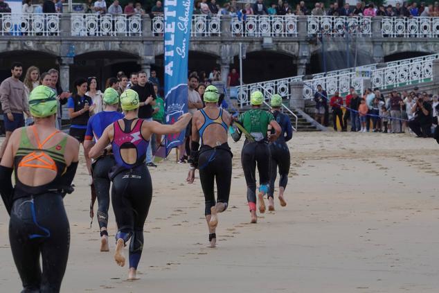 Fotos: Helene Alberdi y Kevin Viñuela, vencedores en el Triatlón de Donostia