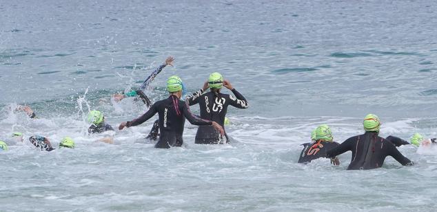 Fotos: Helene Alberdi y Kevin Viñuela, vencedores en el Triatlón de Donostia