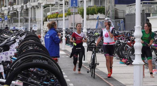 Fotos: Helene Alberdi y Kevin Viñuela, vencedores en el Triatlón de Donostia