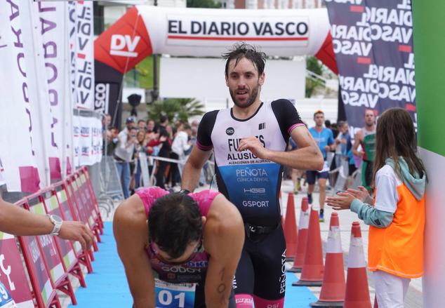 Fotos: Helene Alberdi y Kevin Viñuela, vencedores en el Triatlón de Donostia