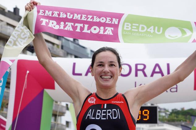 Fotos: Helene Alberdi y Kevin Viñuela, vencedores en el Triatlón de Donostia