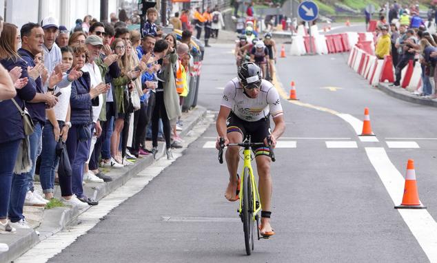 Fotos: Helene Alberdi y Kevin Viñuela, vencedores en el Triatlón de Donostia