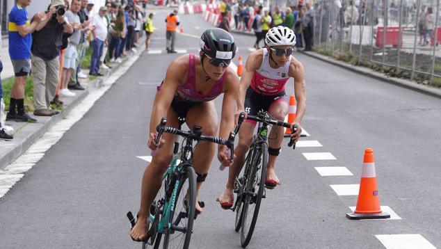 Fotos: Helene Alberdi y Kevin Viñuela, vencedores en el Triatlón de Donostia