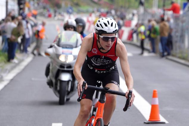 Fotos: Helene Alberdi y Kevin Viñuela, vencedores en el Triatlón de Donostia