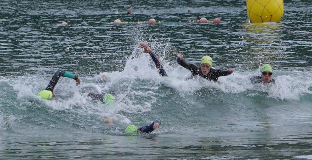 Fotos: Helene Alberdi y Kevin Viñuela, vencedores en el Triatlón de Donostia