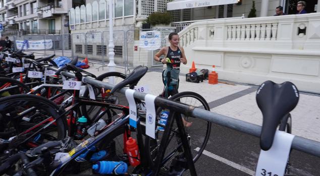 Fotos: Helene Alberdi y Kevin Viñuela, vencedores en el Triatlón de Donostia