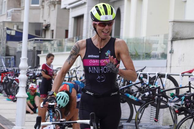 Fotos: Helene Alberdi y Kevin Viñuela, vencedores en el Triatlón de Donostia