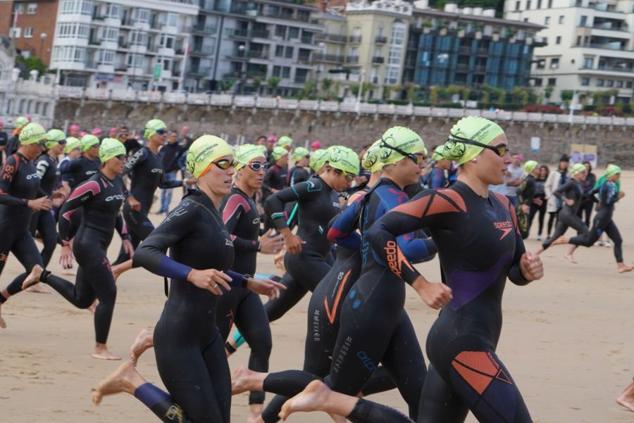 Fotos: Helene Alberdi y Kevin Viñuela, vencedores en el Triatlón de Donostia