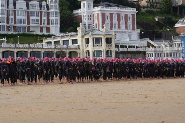 Fotos: Helene Alberdi y Kevin Viñuela, vencedores en el Triatlón de Donostia