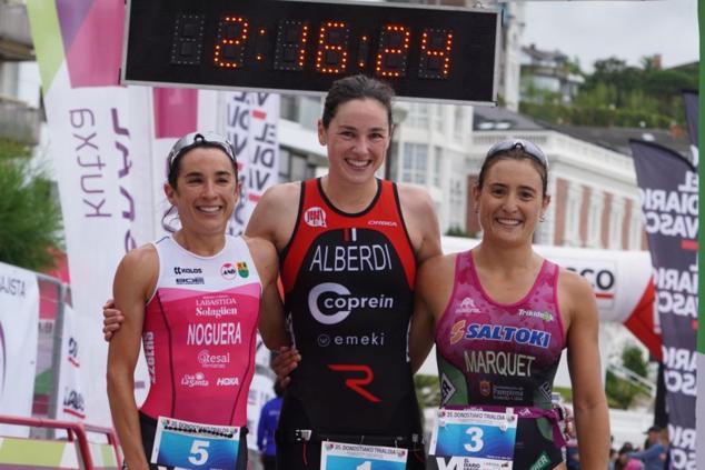 Fotos: Helene Alberdi y Kevin Viñuela, vencedores en el Triatlón de Donostia