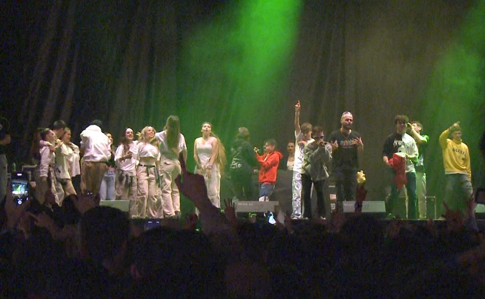 Algunos de los integrantes de 0125 y Los GoldsKids. 