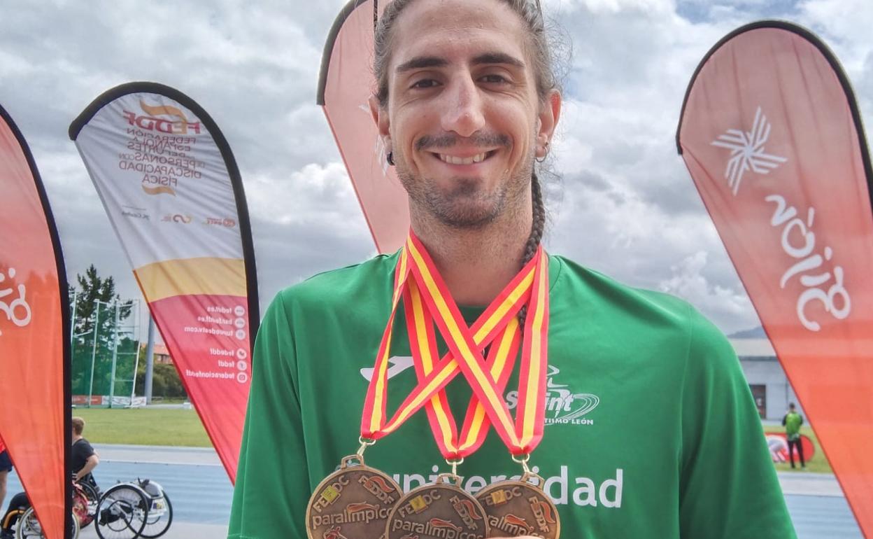 Dani Pérez posa con las tres medallas de oro logradas.