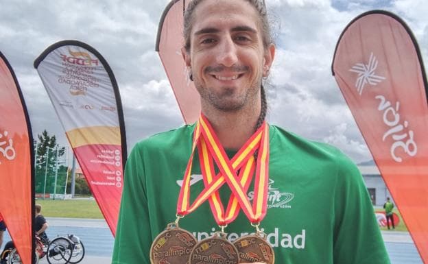 Dani Pérez posa con las tres medallas de oro logradas./