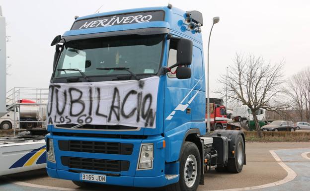 Una de las peticiones de los camioneros es adelantar la edad de jubilación. En la imagen, un camión en una paro convocado en León. 