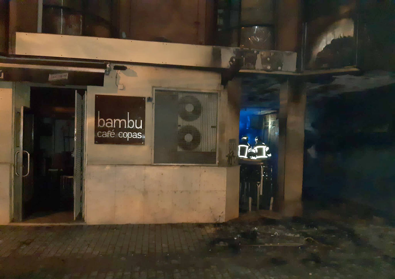 Incendio de varias sillas apiladas que correspondían a la terrada del Bar Bambú, en el barrio de La Victoria de Valladolid.