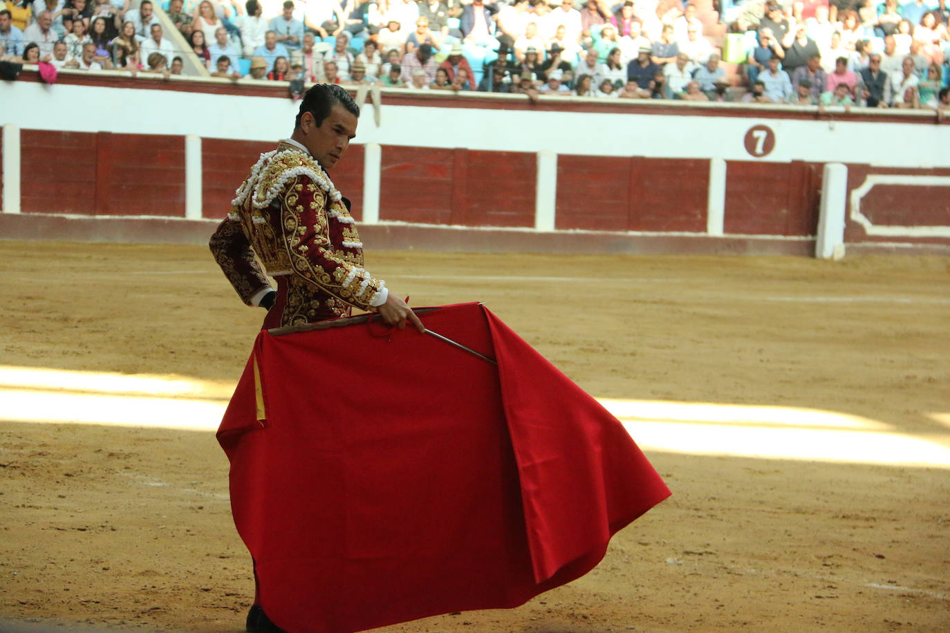 Manzanares durante un lance de la corrida