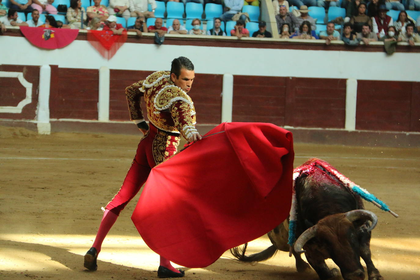 Manzanares durante un lance de la corrida