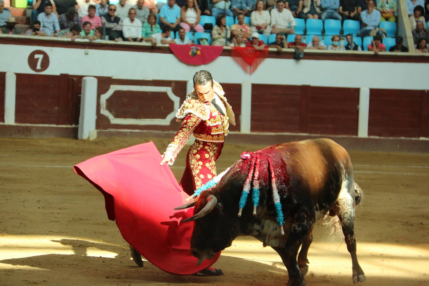 Manzanares durante un lance de la corrida