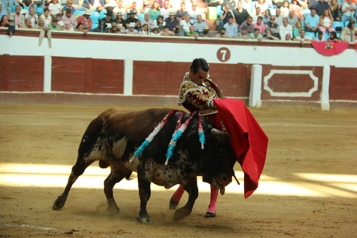 Manzanares durante un lance de la corrida