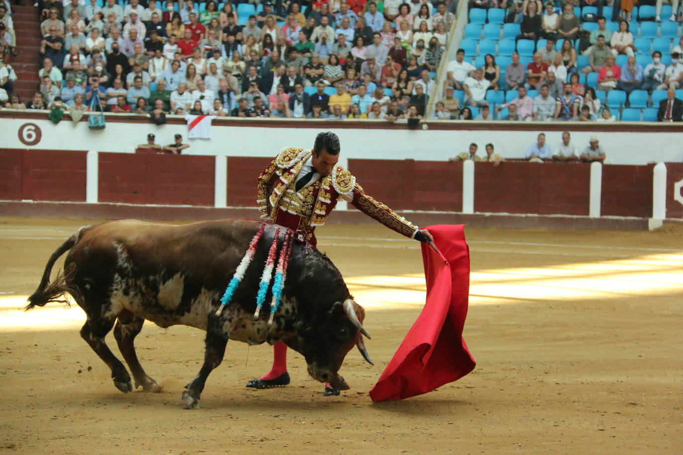 Manzanares durante un lance de la corrida