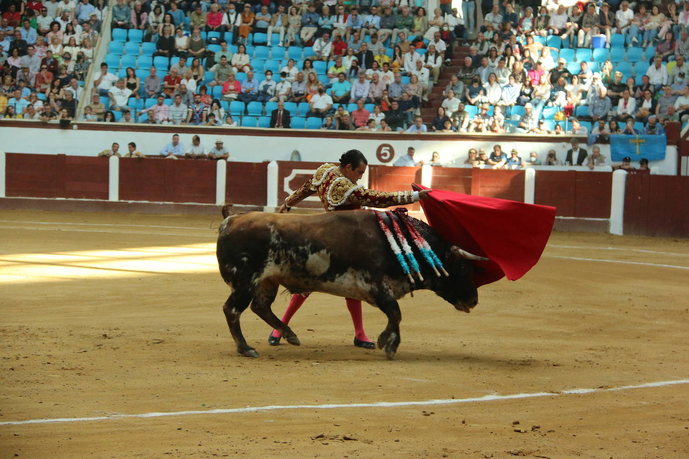 Manzanares durante un lance de la corrida