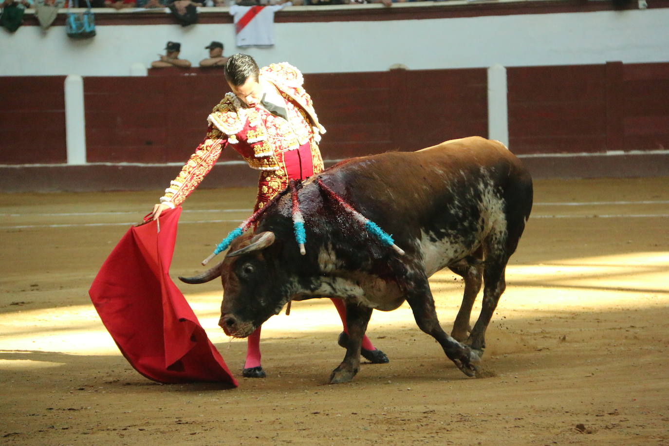 Manzanares durante un lance de la corrida