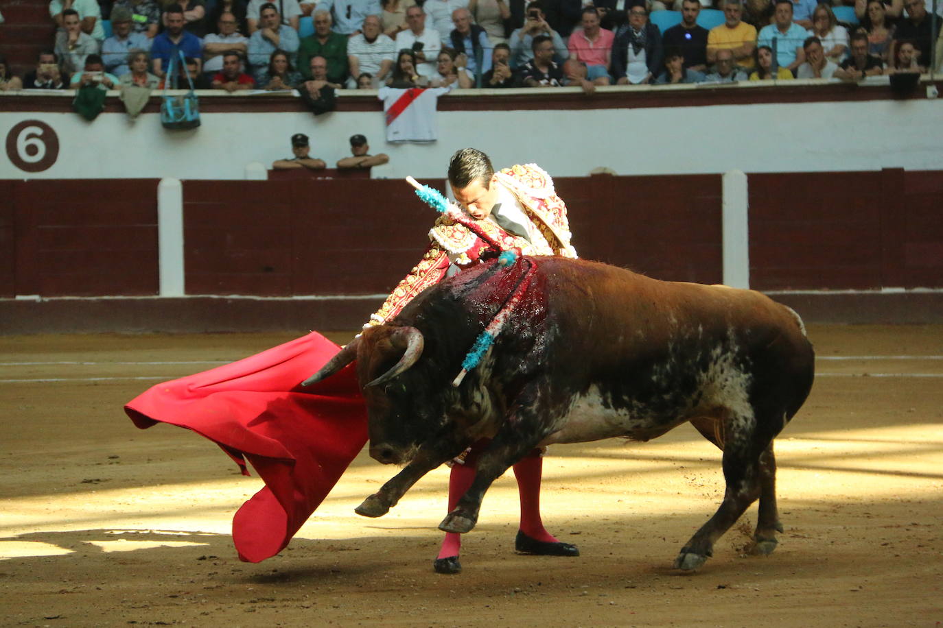 Manzanares durante un lance de la corrida