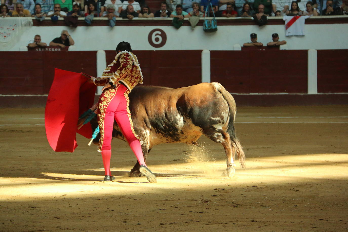 Manzanares durante un lance de la corrida